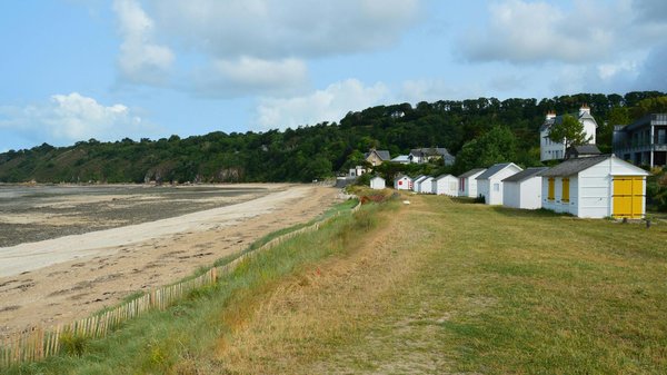 Comment choisir une croisière qui propose des excursions pour découvrir les plages cachées en Thaïlande?